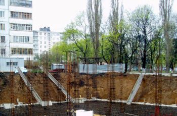 22.04.10: заливка фундамента жилого дома по пр.50 лет ВЛКСМ, 61