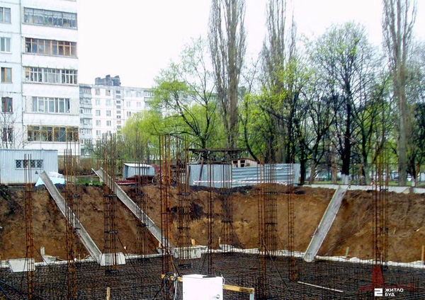 22.04.10: заливка фундамента жилого дома по пр.50 лет ВЛКСМ, 61