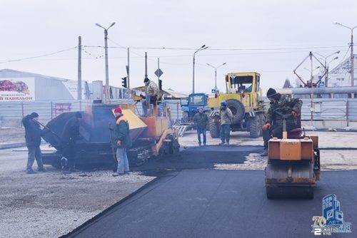 Выполняется асфальтирование перекрестка у станции метро «Героев Труда»