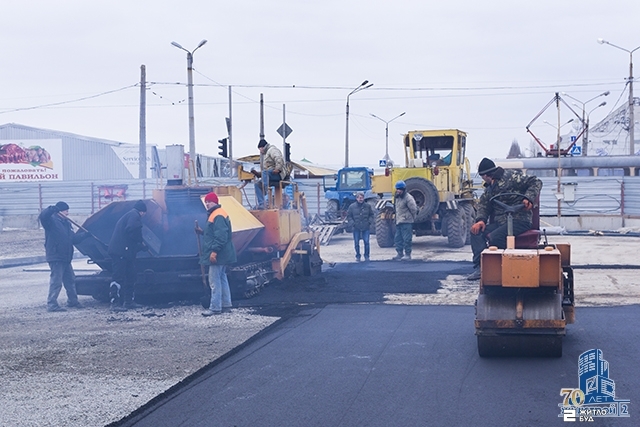 Выполняется асфальтирование перекрестка у станции метро «Героев Труда»