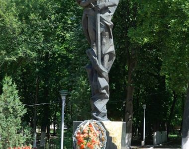 Памятник погибшим милиционерам, ул. Совнаркомовская, 13, 1995 г.