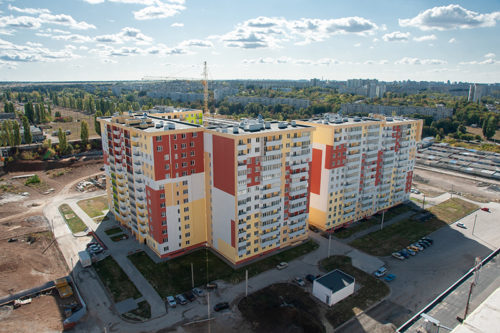 В первой секции ЖК МЕРИДИАН ведутся отделочные работы и благоустройство территории