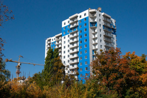 В третьей секции ЖК “Дом на Зерновой” устанавливают перекрытие над десятым этажом