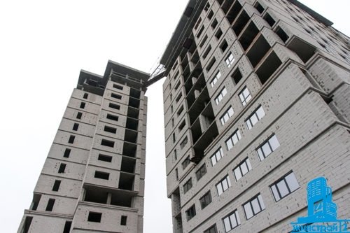 В ЖК “Кристалл” продолжается остекление
