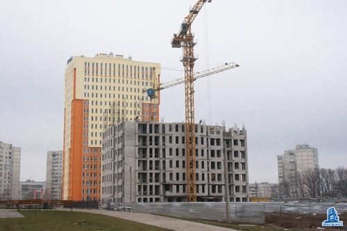 В одиннадцатой секции ЖК “Меридиан” ведется монтаж дверей