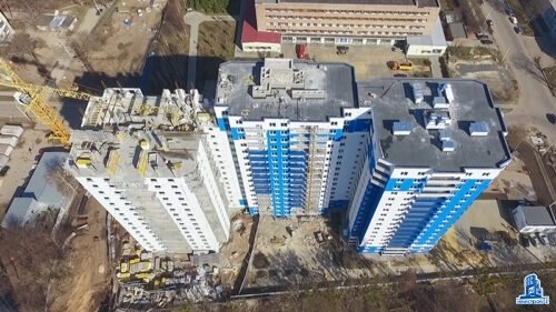 Во второй секции ЖК “Дом на Зерновой” ведется установка лифтов