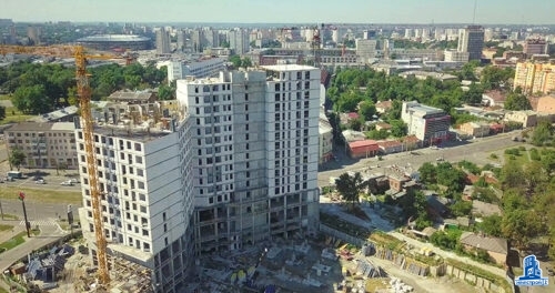 Во второй секции МФК “Манхэттен” начат монтаж вертикальных конструкций тринадцатого этажа