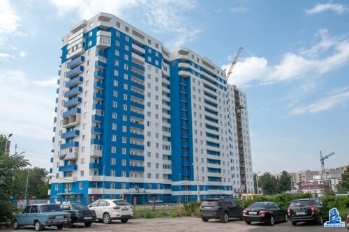 В третьей секции ЖК “Дом на Зерновой” ведется монтаж входных дверей