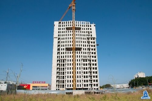 Во второй секции ЖК “Меридиан” завершается кладка наружных стен девятнадцатого этажа