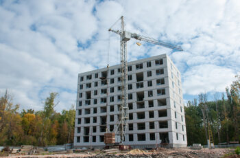 У ЖК “Аквамарин” розпочато оштукатурювання стін в місцях загального користування